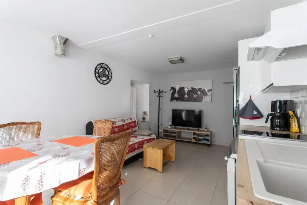 Rez-de-chaussée centre ville d'Embrun 3 étoiles