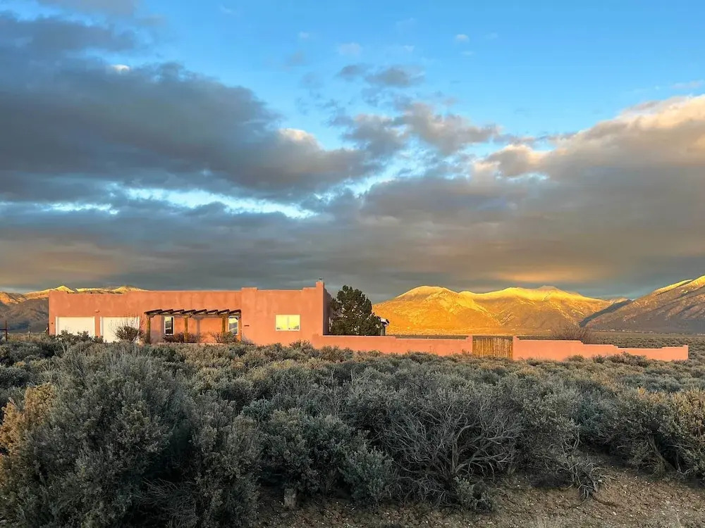 Southwest Home w/ 360-degree Mtn View, Ski Nearby!