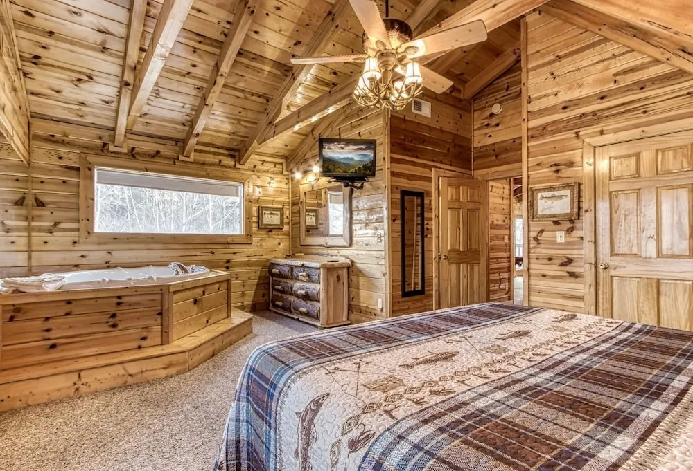The Wildlife Lodge - Great Location! Close To Tanger Outlets! 5 Bedroom Cabin by RedAwning