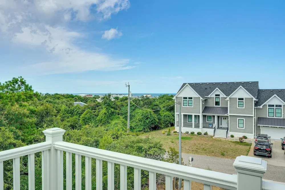 Walk to Beach: Southern Shores Retreat w/ Hot Tub