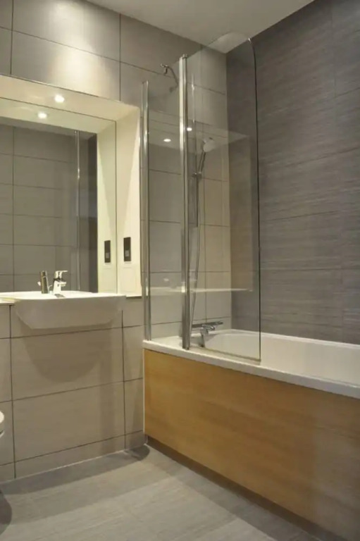 Modern 1 Bedroom Apartment in Brixton With Balcony