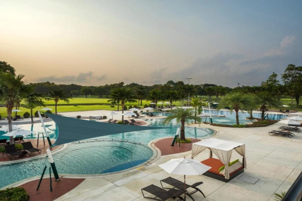 Eastin Thana City Golf Resort Bangkok Free Scheduled Shuttle from Hotel to Suvarnabhumi Airport