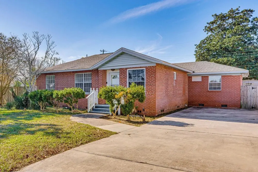 4 Mi to NAS Pensacola! Family Getaway w/ Pool