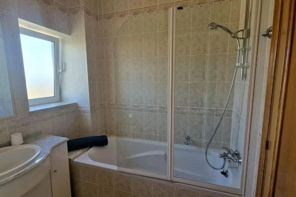 Spacious 3 bedroom apartment with seaview