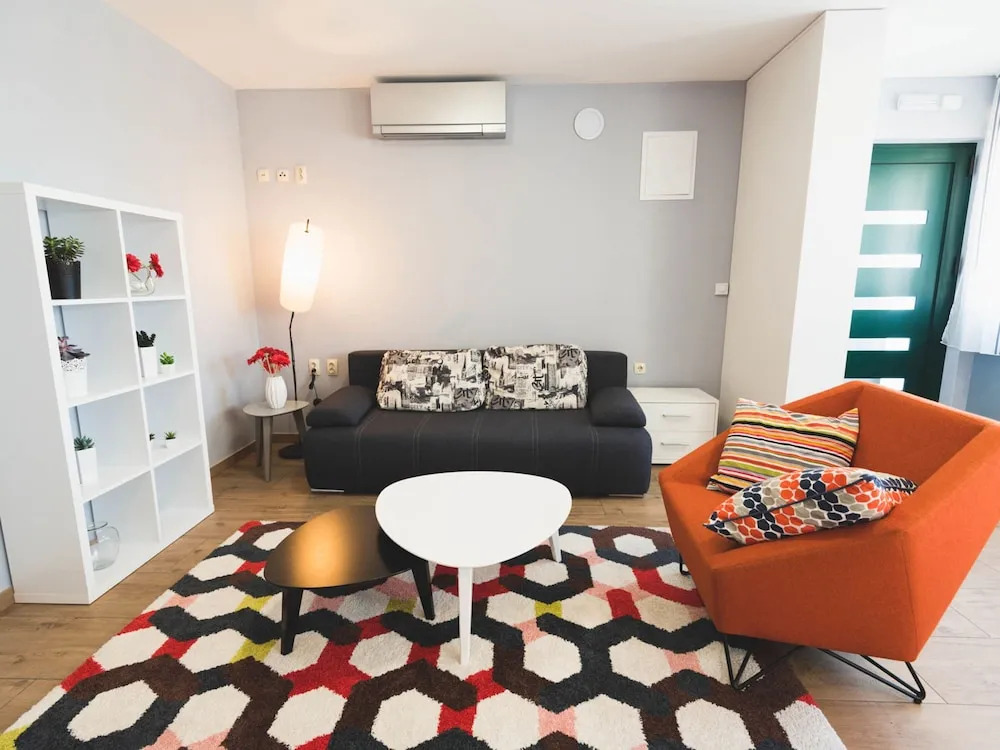 New, Modern & Comfortable, Central yet Quiet, Short Walk to old Town and Beach