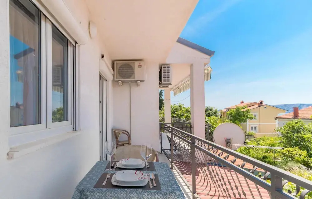 Nice Apartment in Novi Vinodolski With Wifi and 2 Bedrooms