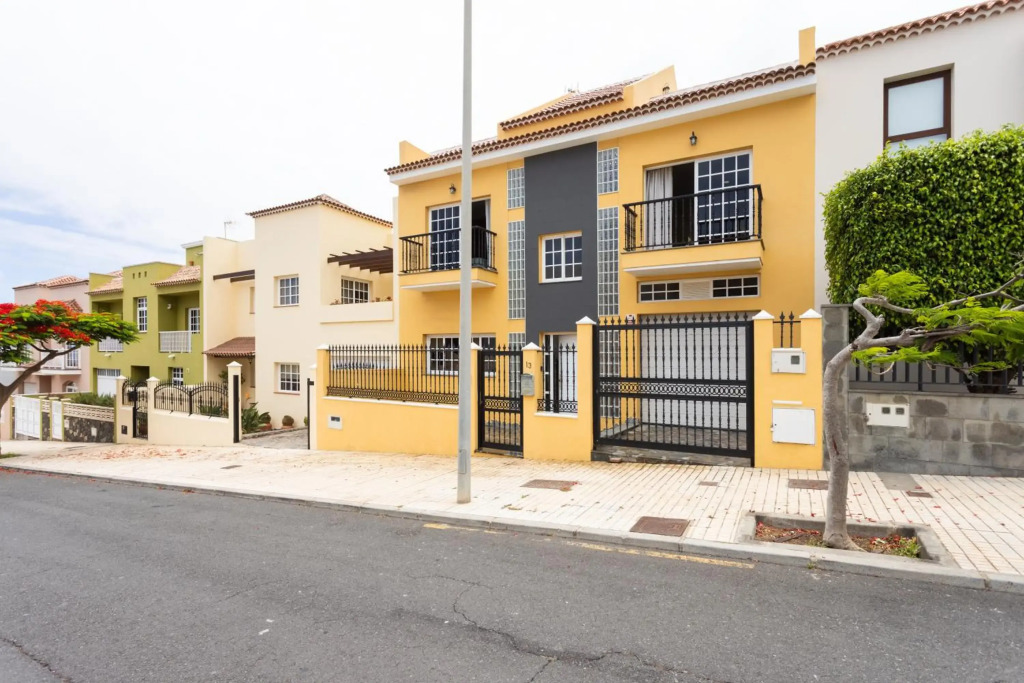 Casa Totalmente Renovada en Zona muy Tranquila!!! Vistas al Mar y Montaña