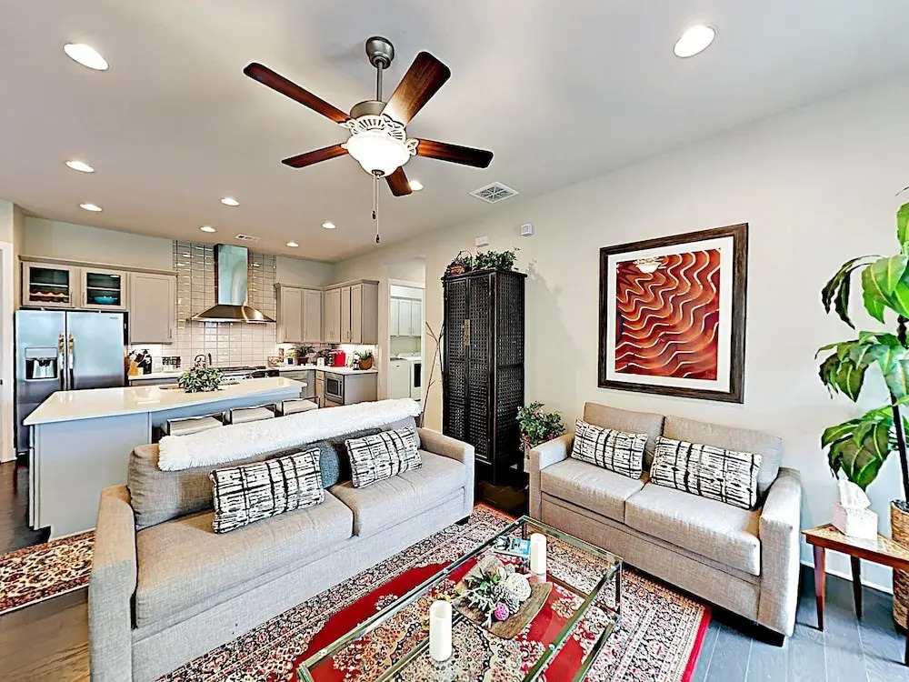 New Listing! Spacious & Lavish Getaway - Downtown! 3 Bedroom Home
