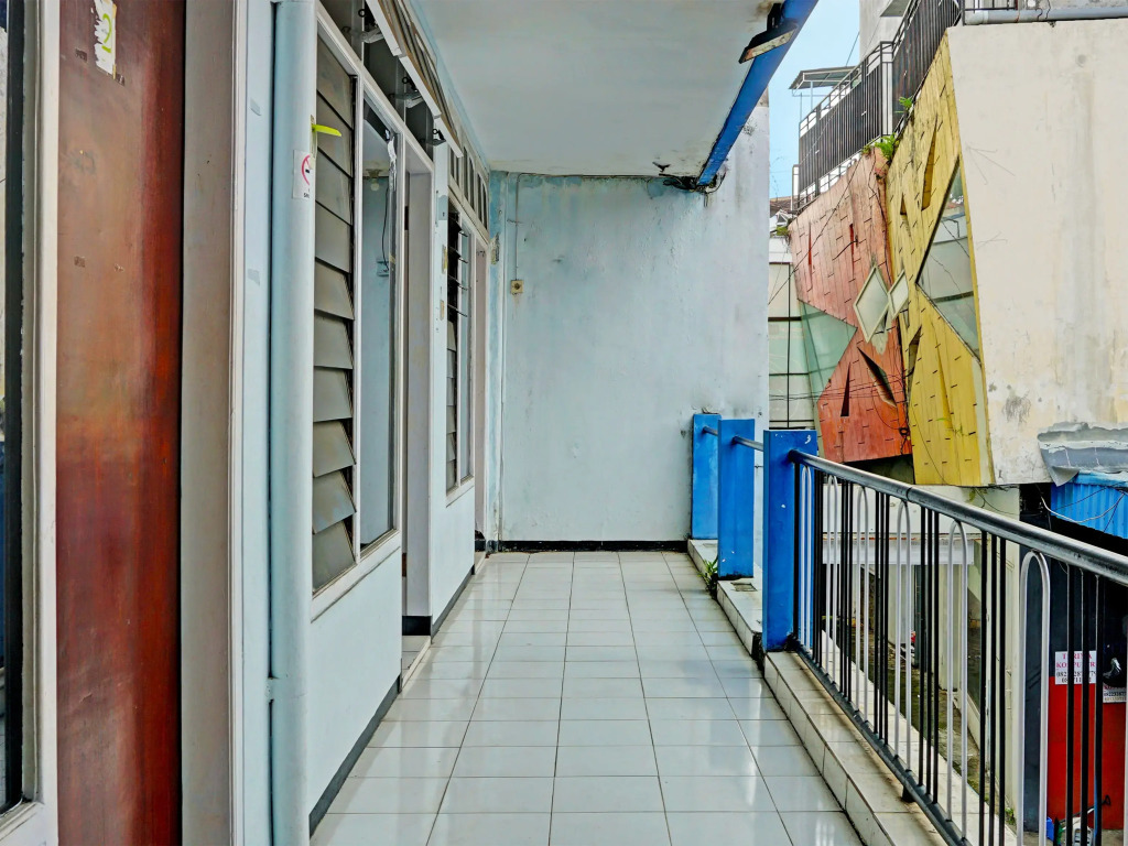 OYO Life 1711 Serayu Sumbersari Residence