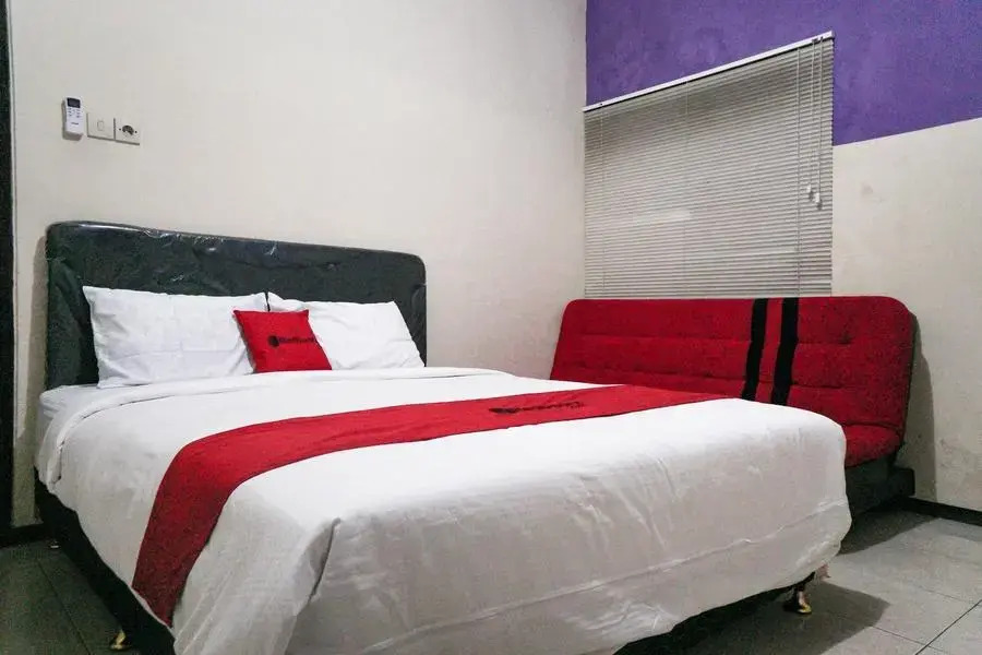 RedDoorz near Alun Alun Batu