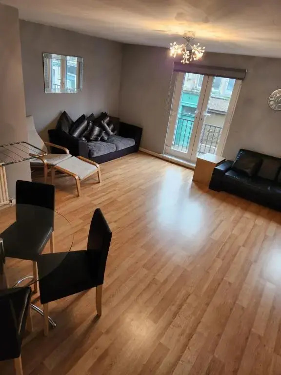 3 BEDROOM SERVICED APPARTMENT CENTRAL LOCATION SEA SIDE TOWn