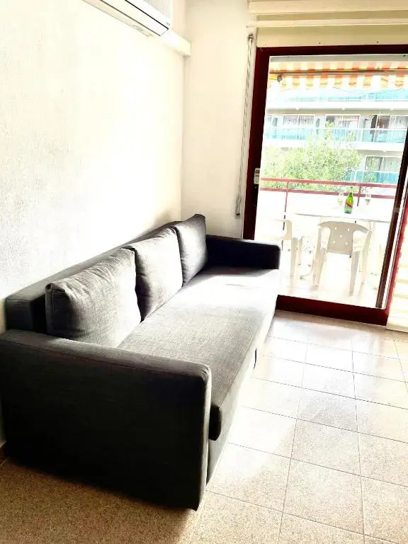 SUPERBE APPARTEMENT AVEC PISCINE, PLAGE A 300m! PORT AVENTURA A 5 mn!