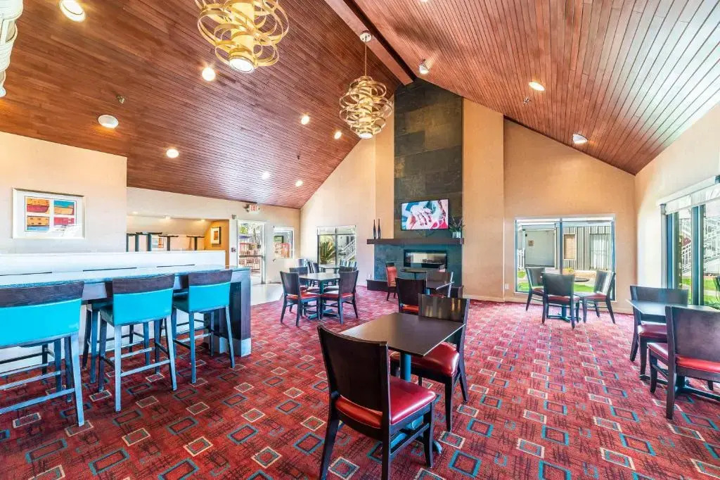 Metro PHX Upstairs 2bd sleeps 6 heated pool PETS ALLOWED