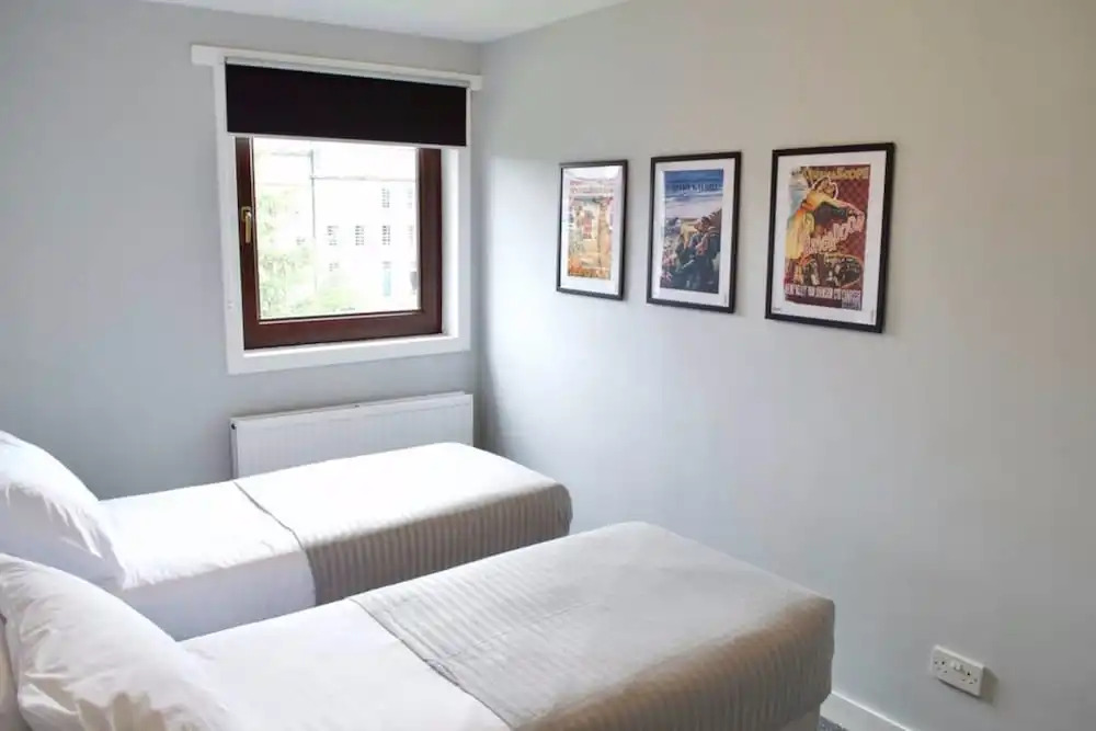 3 Bedroom Flat With Free Parking Sleeps 6