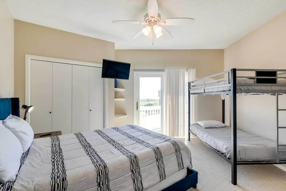 Walk to Ocean! Family & Pet-friendly Galveston Gem