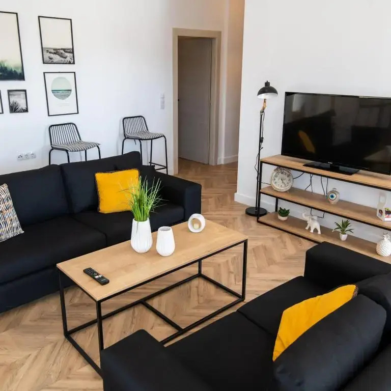 Elegant new villa,with pool,BBQ, ping pong table & gym facilities, just 2km from the town!