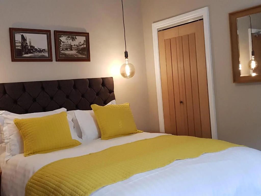 The Bowes Hotel