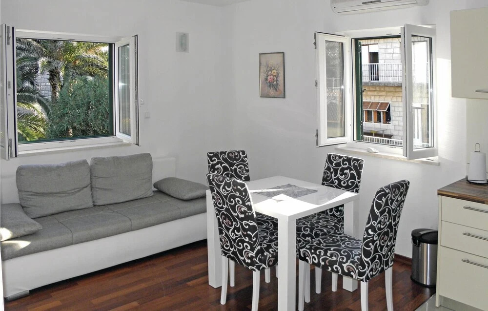 Awesome Apartment in Sutivan With 2 Bedrooms and Wifi