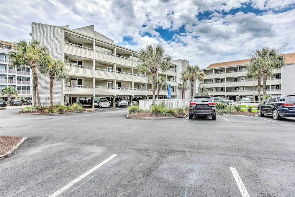 Pelicans Watch Beachfront Condo With Ocean Views!