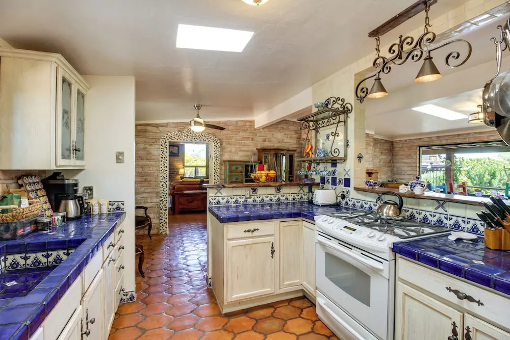 Eclectic Tucson Home 2 Mi to Saguaro National Park