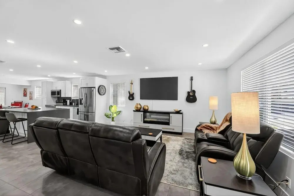 3-BDR Guitar House, Walk to Casino, located close to EVERYTHING