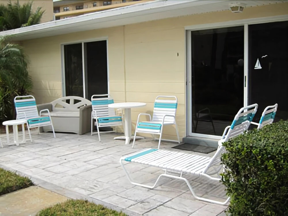 Jamaica Royale - 001 - 1 Br Condo