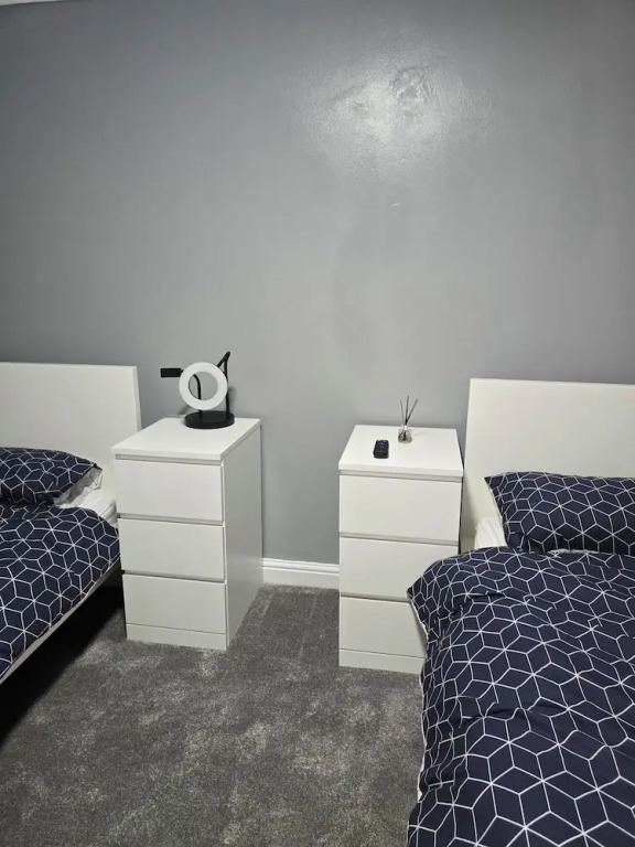 Manchester - House - Sleeps 6 - Parking - Garden