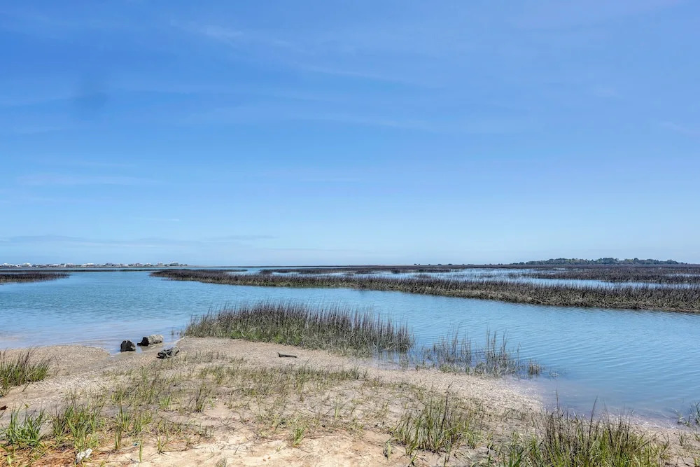 Walk to Eats & Drinks! Stylish Murrells Inlet Stay