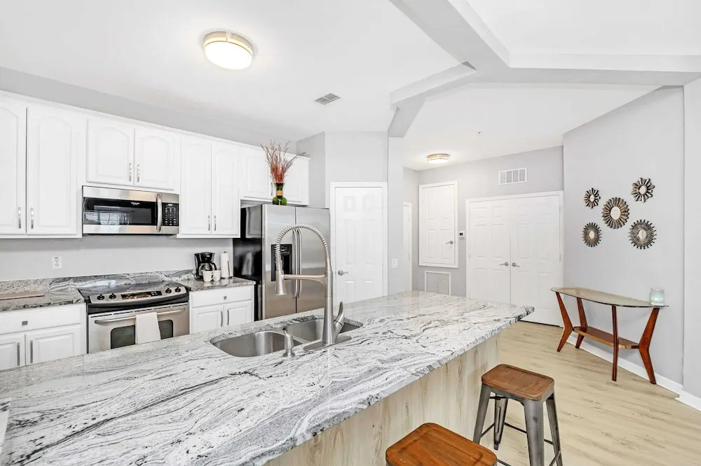 Spacious Condo With Balcony Near Themed Parks! #3vc406