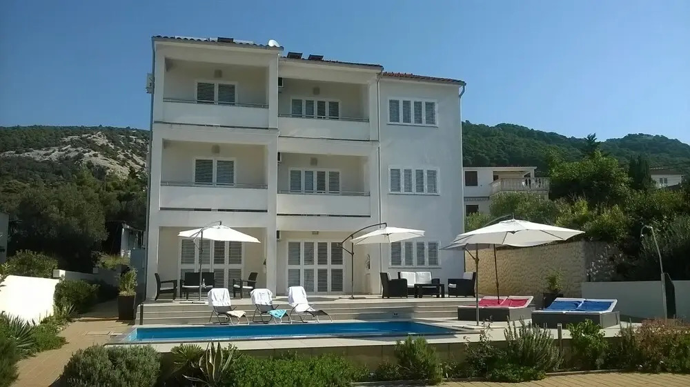 Markle - Swimming Pool and Sunbeds - A3