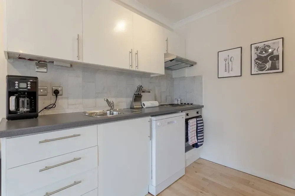 2 Bedroom Thames Apartment With Stunning Views