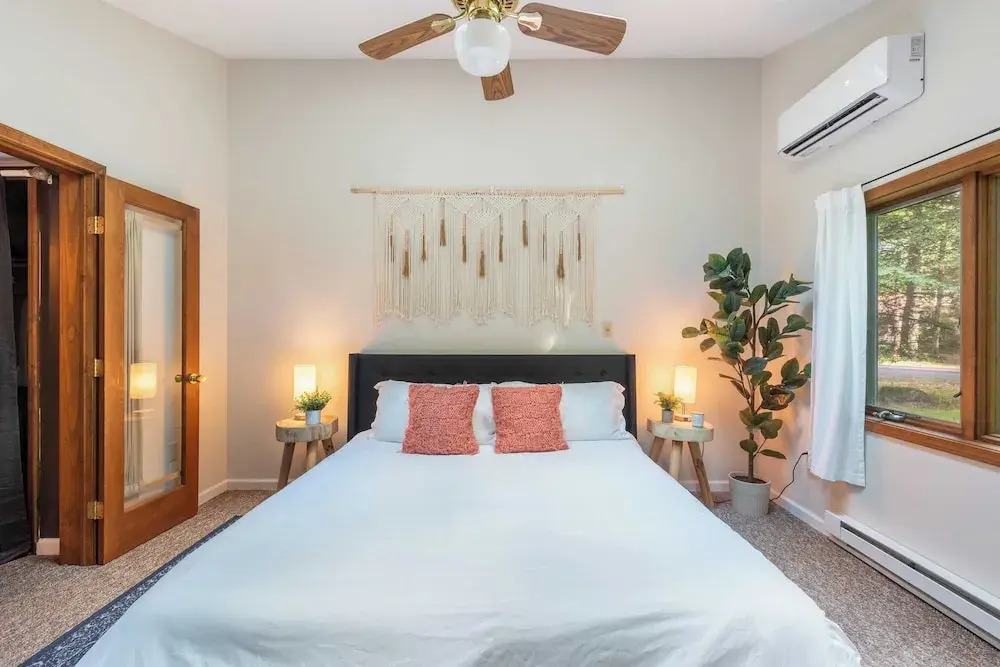 Lakeshore Oasis by Avantstay Private Beach, Views, Hot Tub, Volleyball