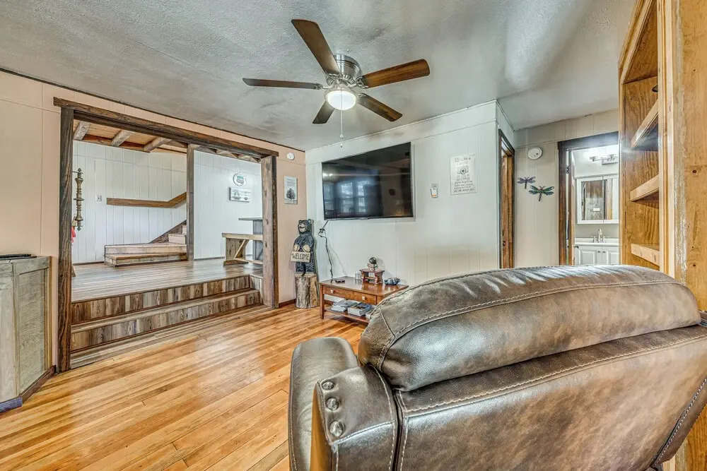 Walk to Downtown Ruidoso: Cozy Wooded Retreat