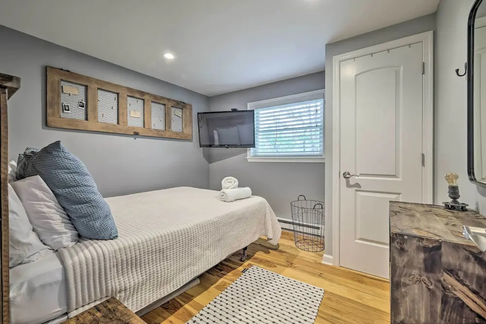 Near Lakes & Resorts: Pet-friendly Long Pond Abode