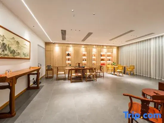 Orange & Citrus Glow · Pet-Friendly · Fruit-Picking Guesthouse