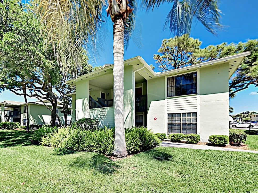 Charming W/ Pool - Walk To Beach & Pier 2 Bedroom Condo