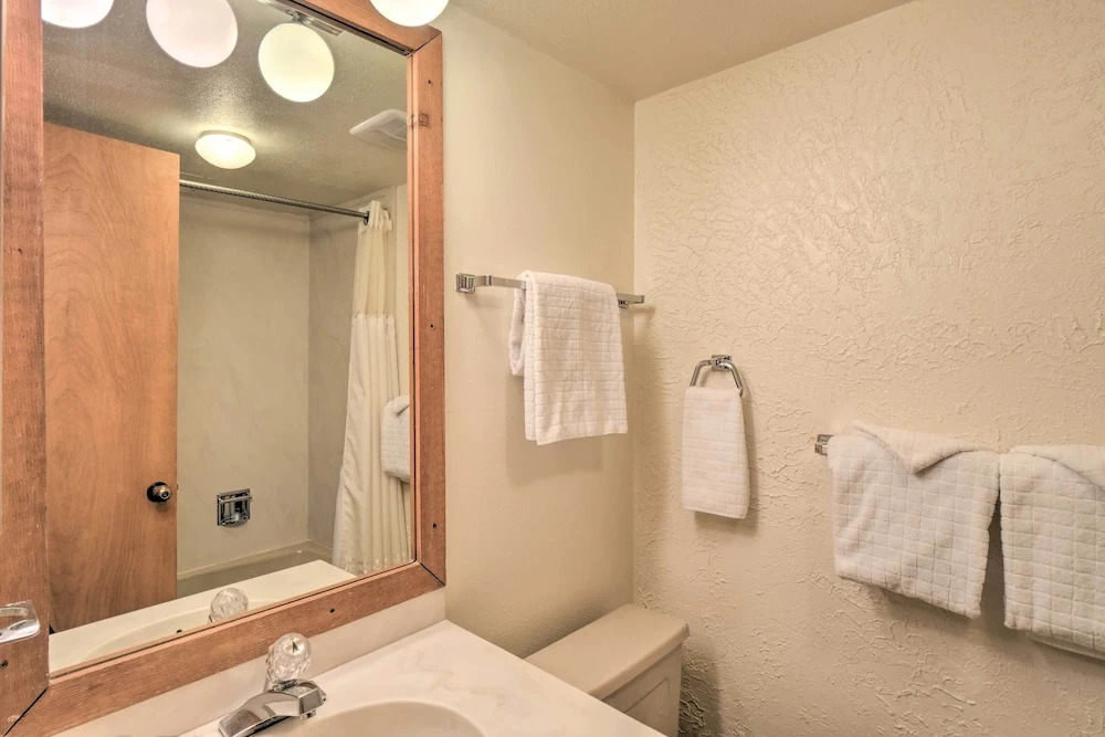 7 Mi to Keystone Resort: Condo w/ Hot Tub & Pool