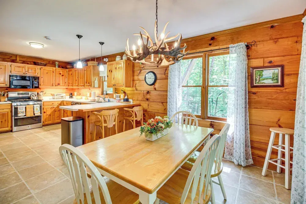 North Georgia Cabin w/ Hot Tub & Community Perks
