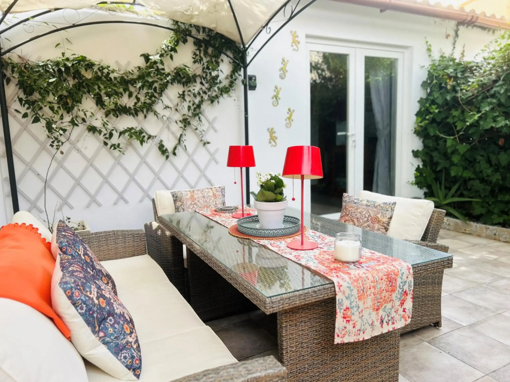 Self Catering Garden Apartment with a Private Garden and Shared Pool