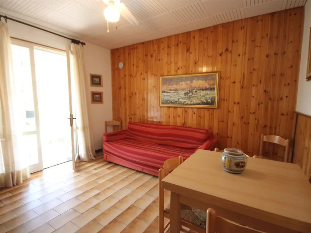 Spacious House near Beach with Private Garden & Interior Car Park