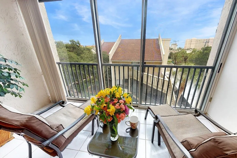 Bay Oaks, 4th Floor Corner - Elevator