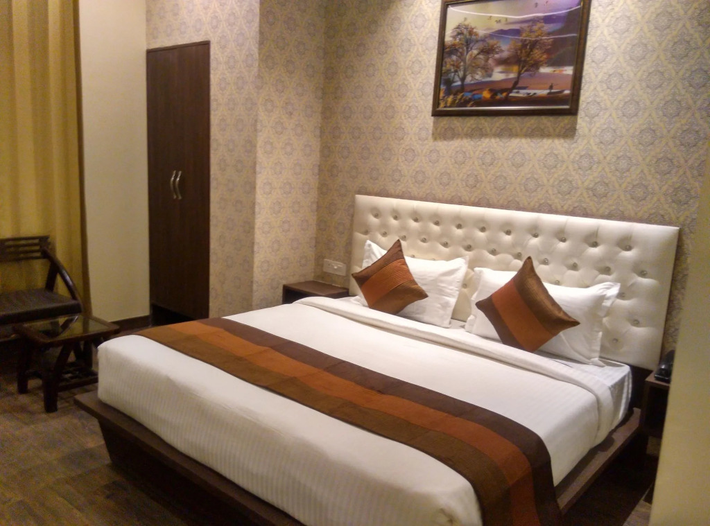 Sallow Royal Suites by Dew Drop