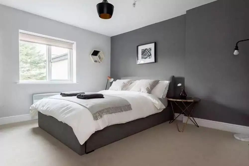 Amazing Modern 2 Bedroom Apartment in Zone 1!