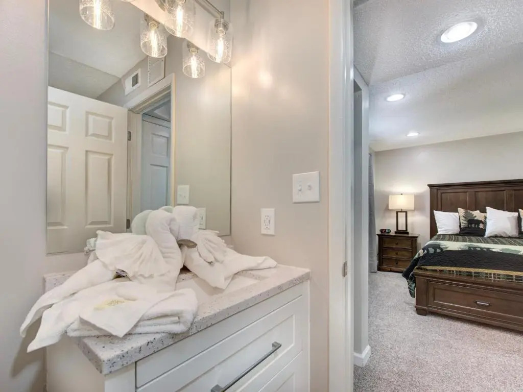 Our Mountain Home, 2 Bedrooms, Walk Downtown, Pool Access, WiFi, Sleeps 4