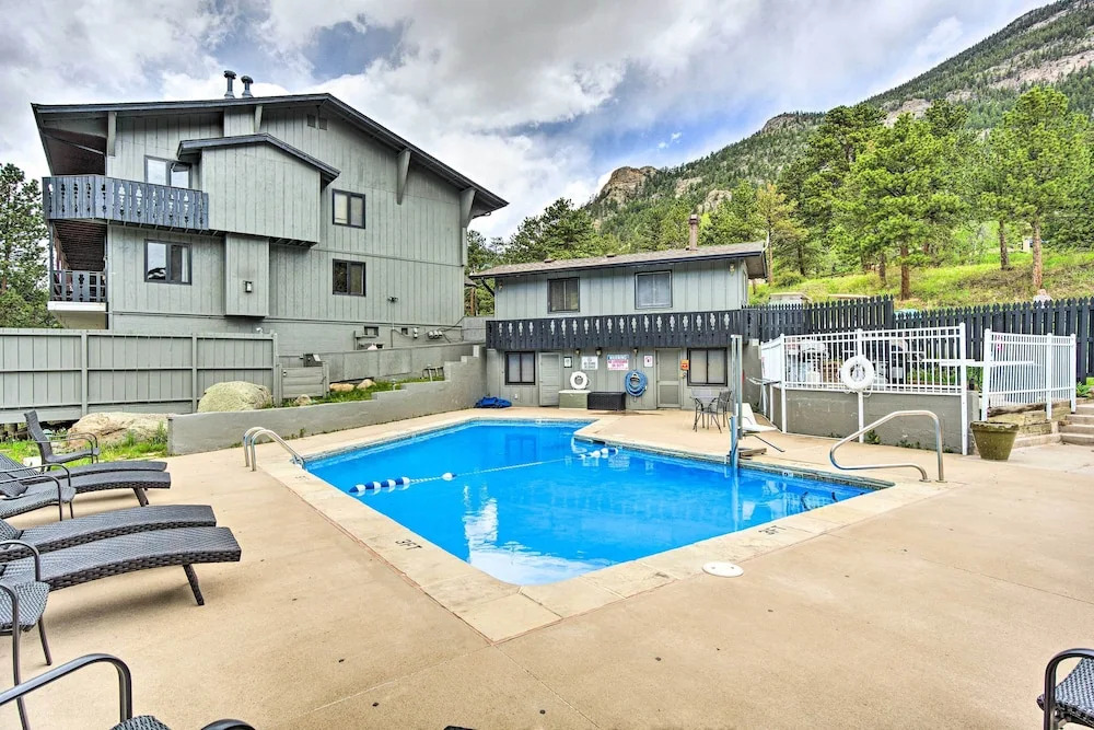 Cozy Condo on Fall River - 1 Mile to Rmnp Gate!