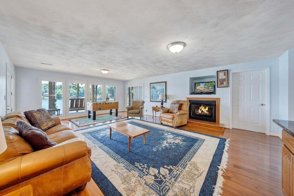 Pappy's Place - Lakefront Home With Private Dock