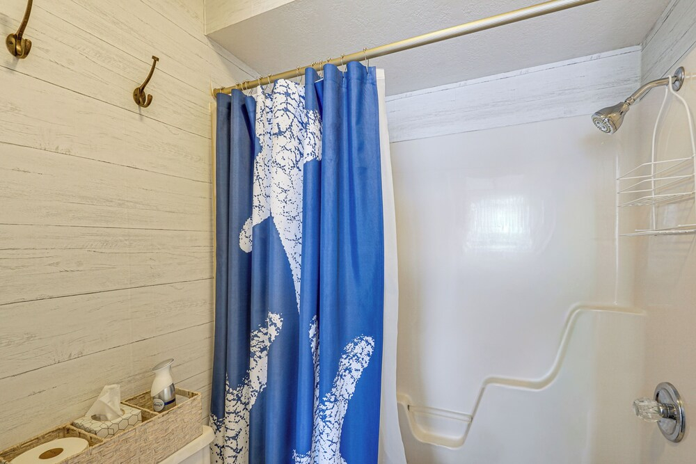 180 Main Channel View! Poolside Apt in Osage Beach
