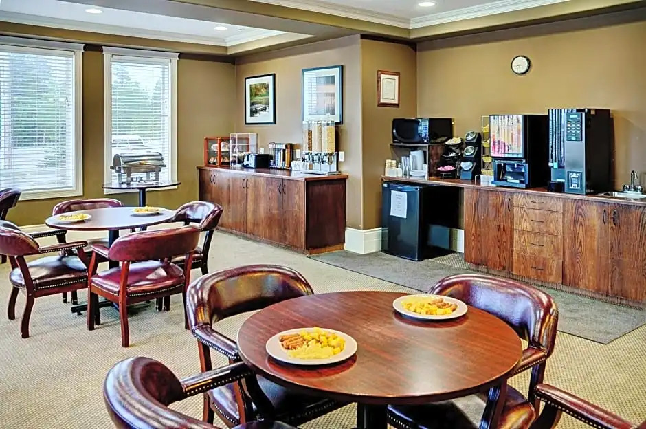 Lakeview Inn & Suites - Edson Airport West