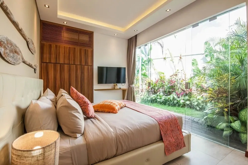 Luxury 6BR Villa, Canggu, 400m to Finns Beach