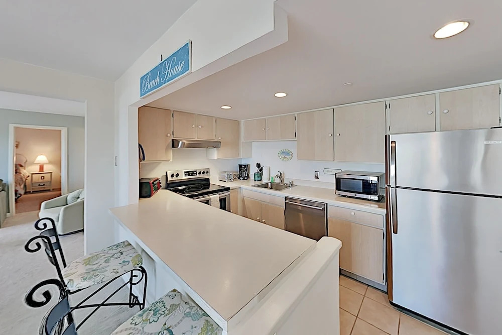 Ocean & Bay-view W/ Pool, Easy Beach Access! 2 Bedroom Condo